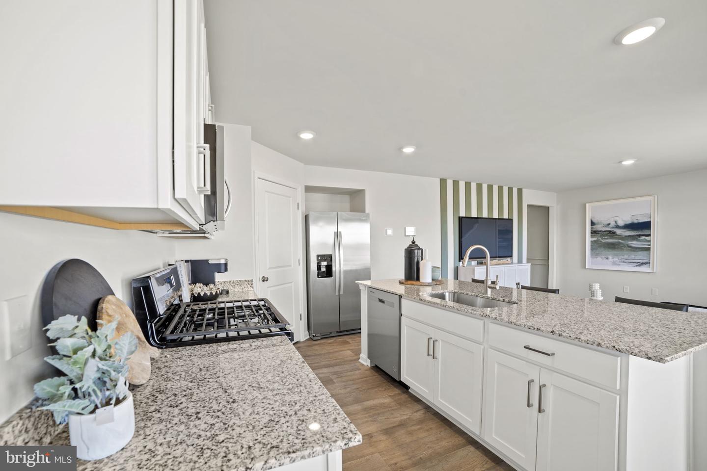 136 Wappinger Ter Property Photo 2