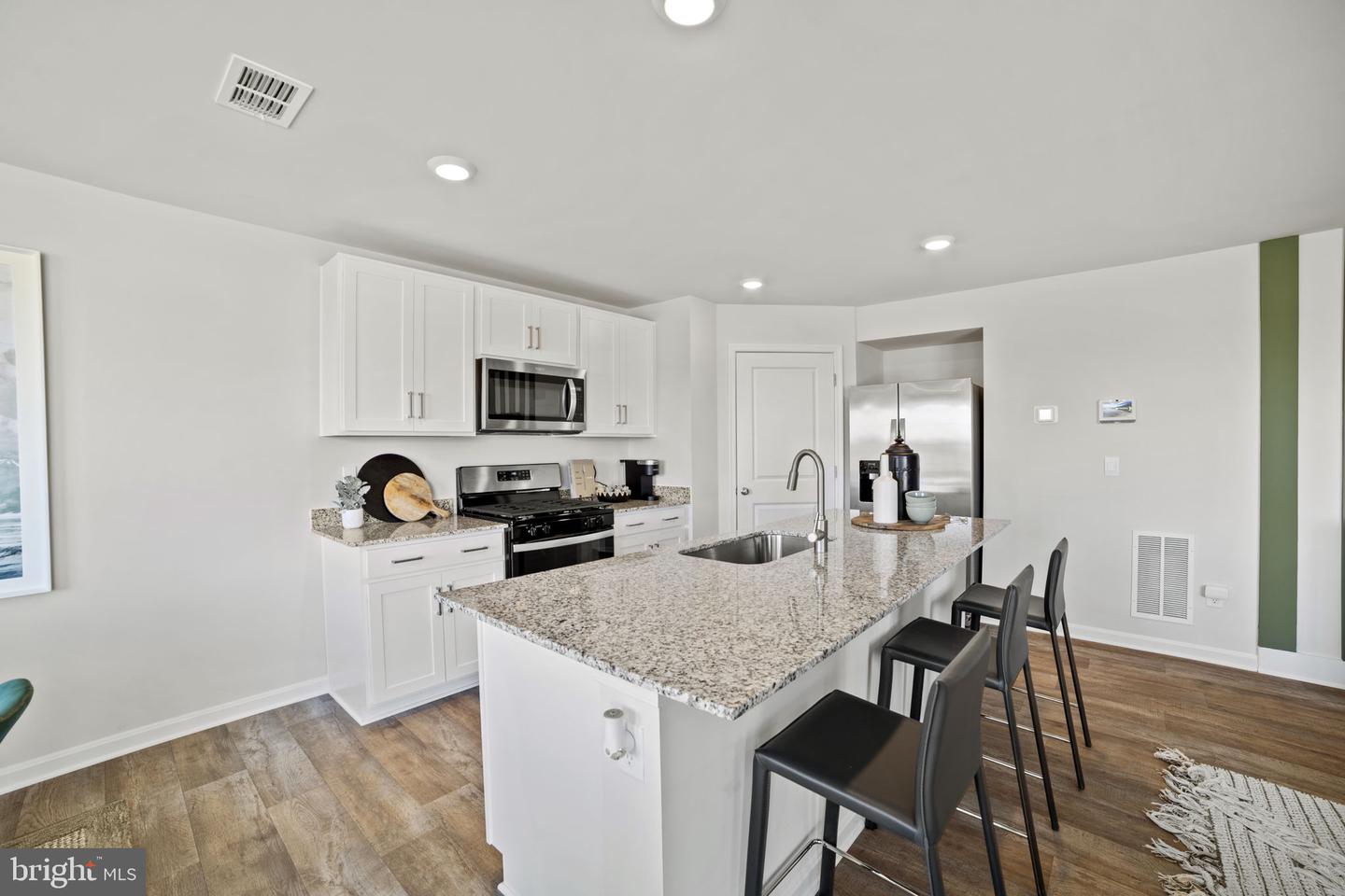 136 Wappinger Ter Property Photo 3
