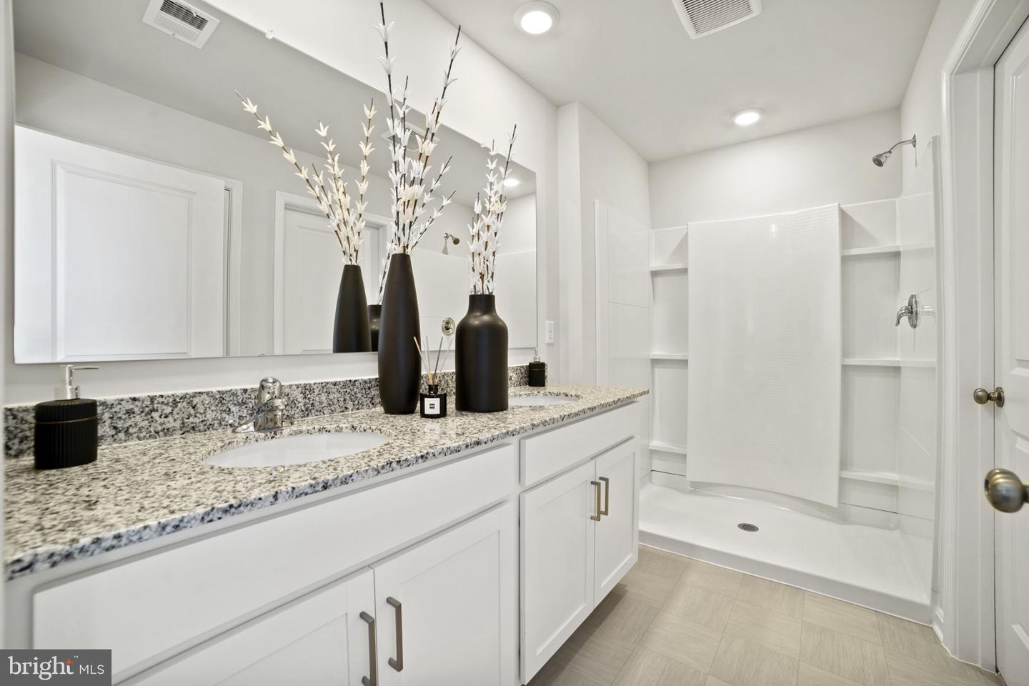 136 Wappinger Ter Property Photo 18