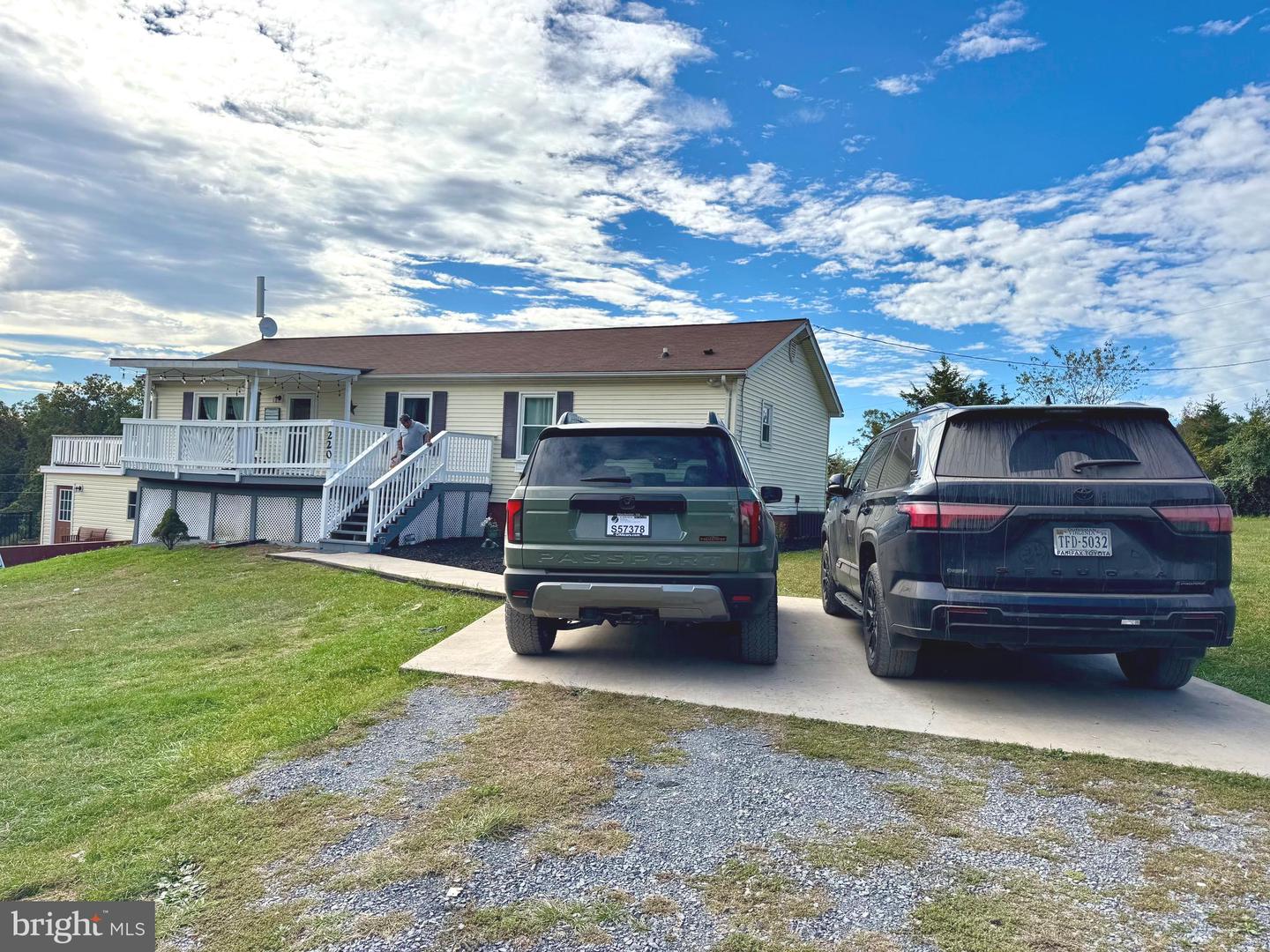 220 Snappy Ln Property Photo 1