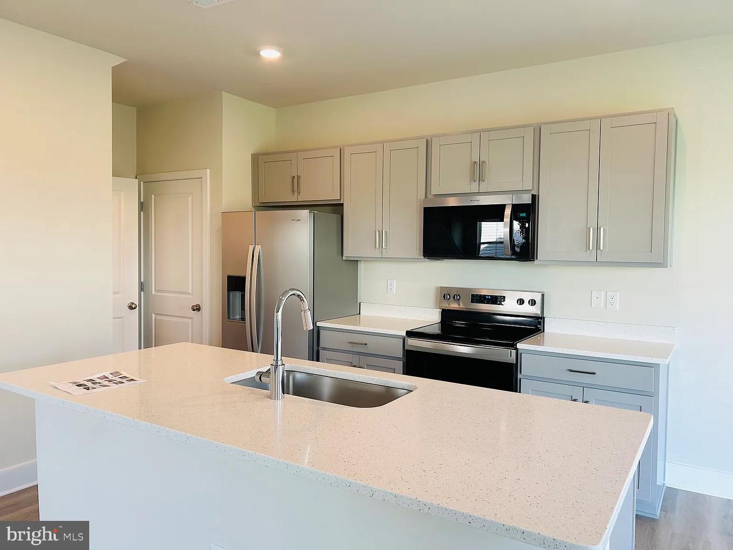 128 Wappinger Ter Property Photo 3