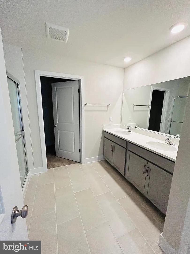 128 Wappinger Ter Property Photo 6