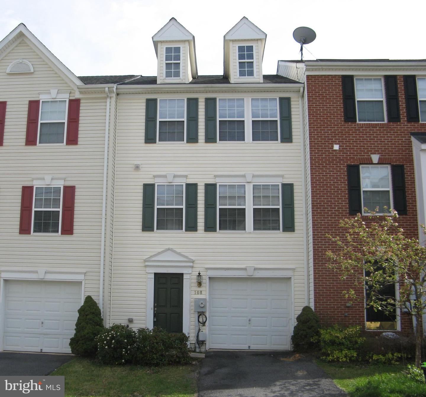 108 MONTICELLO SQ Property Photo 1