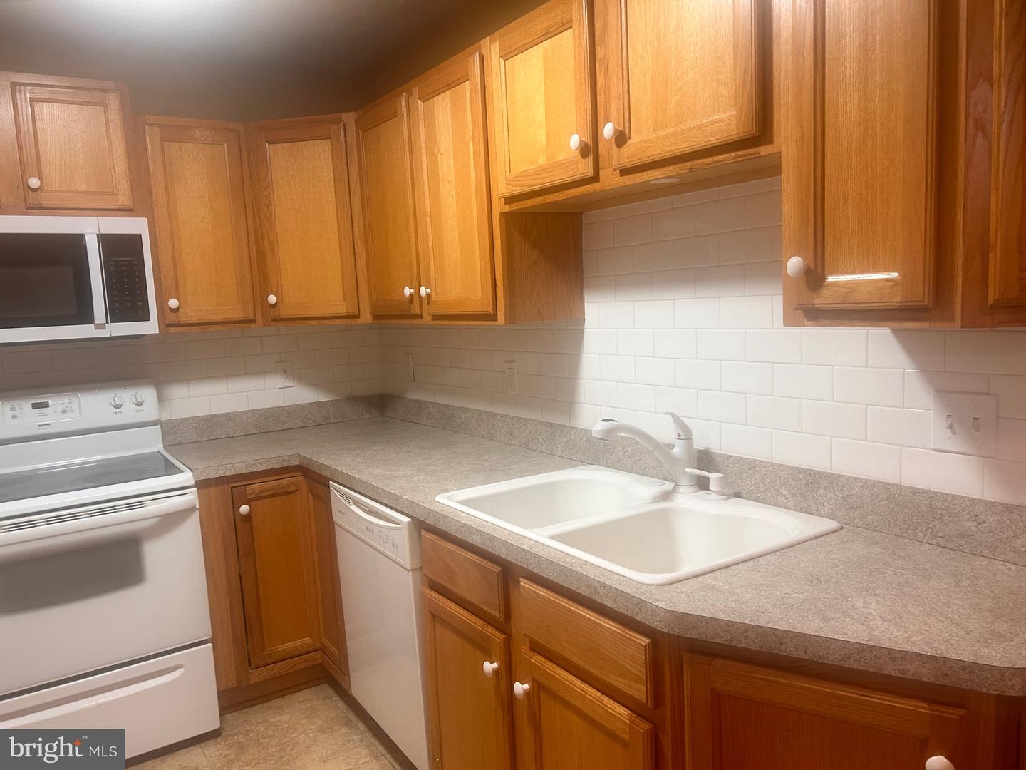 140 Lexington Ct Property Photo 7