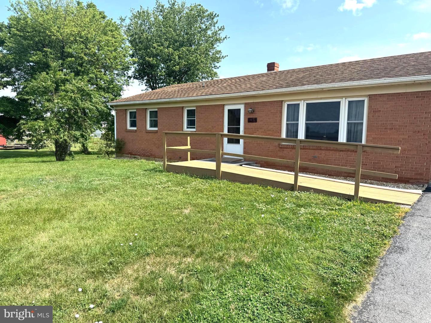 735 Redbud Property Photo 3