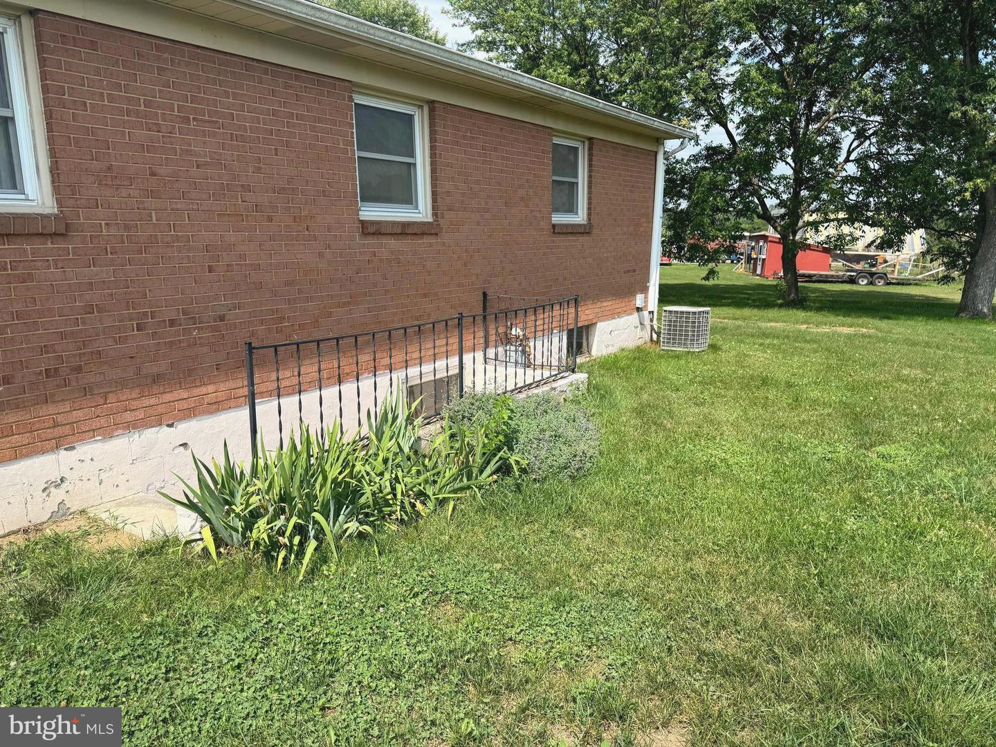 735 Redbud Property Photo 4