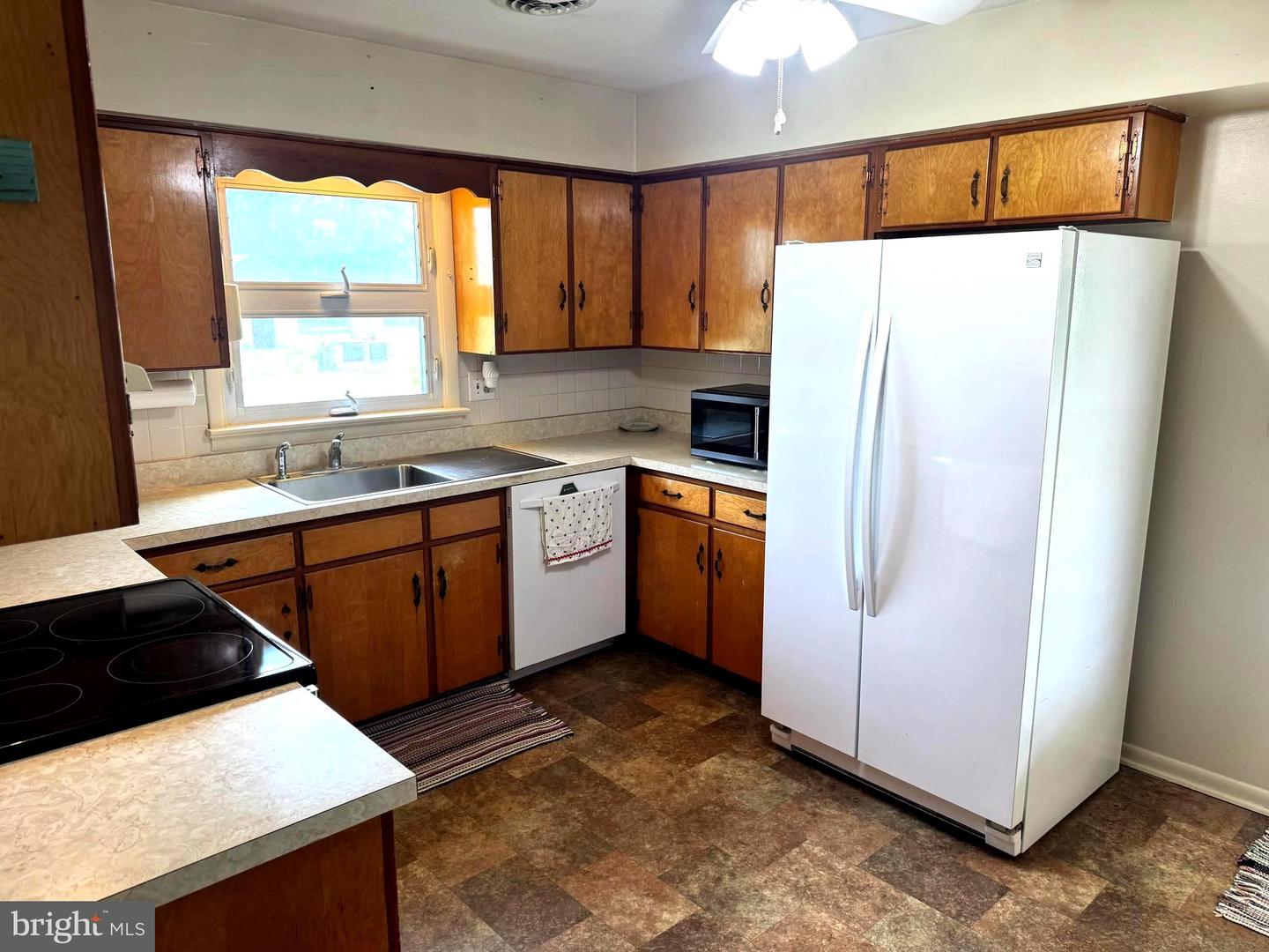 735 Redbud Property Photo 8
