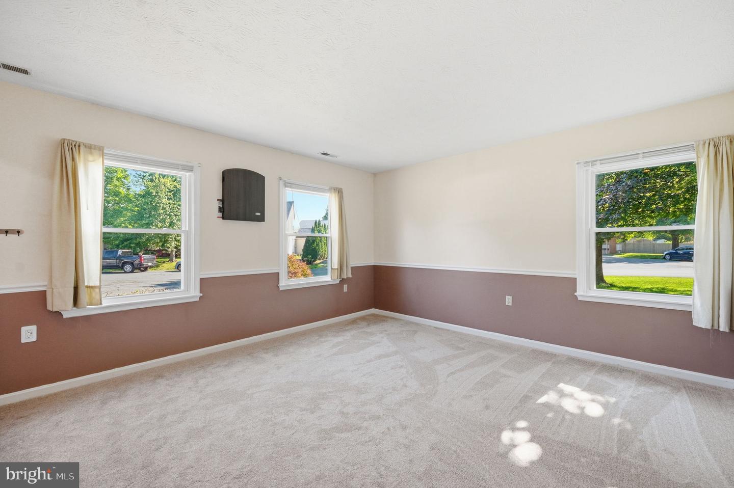 101 Tunis Ct Property Photo 4