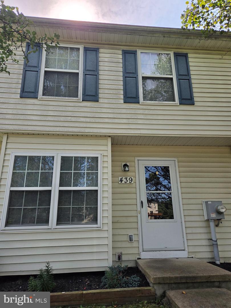 439 Ridgefield Ave Property Photo 1
