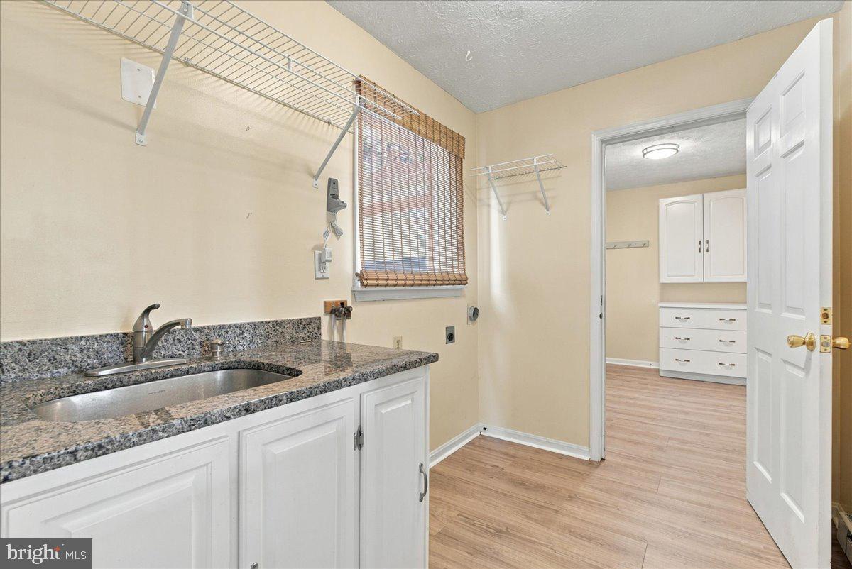 220 Greenfield Ave Property Photo 46