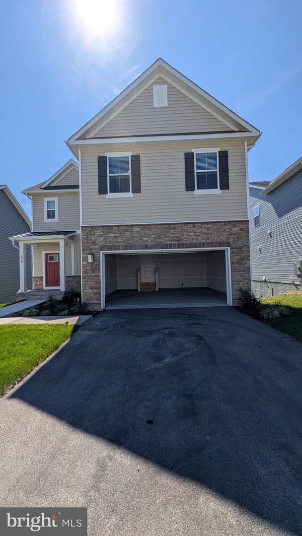 139 Wappinger Ter Property Photo 3