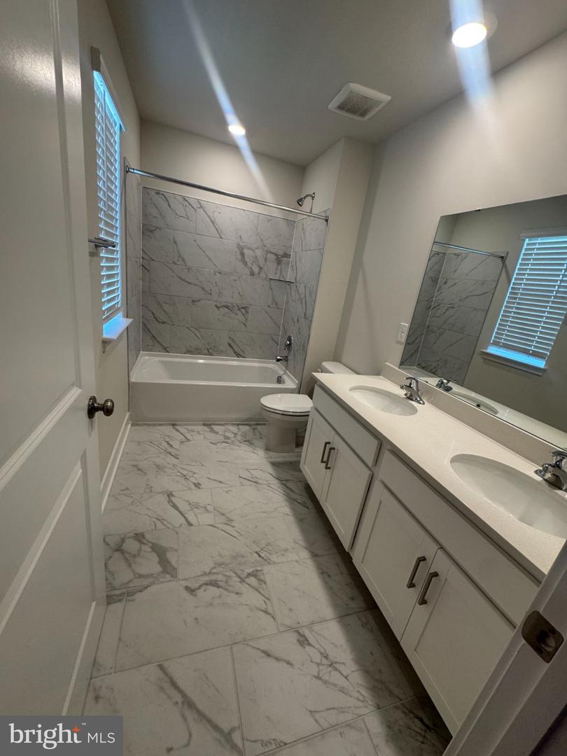 139 Wappinger Ter Property Photo 20