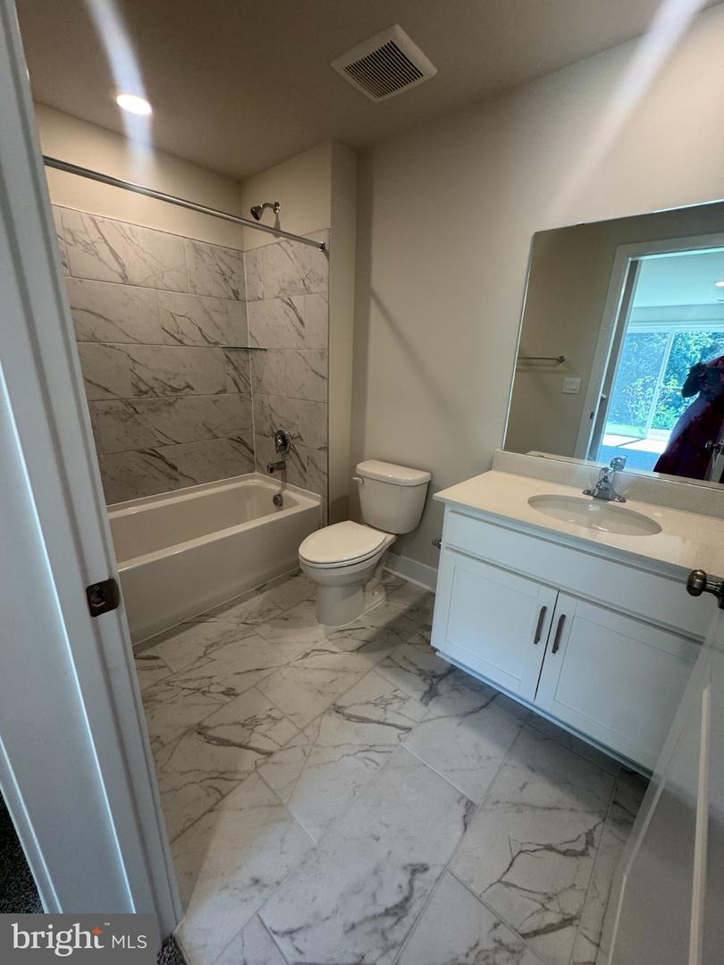 139 Wappinger Ter Property Photo 28