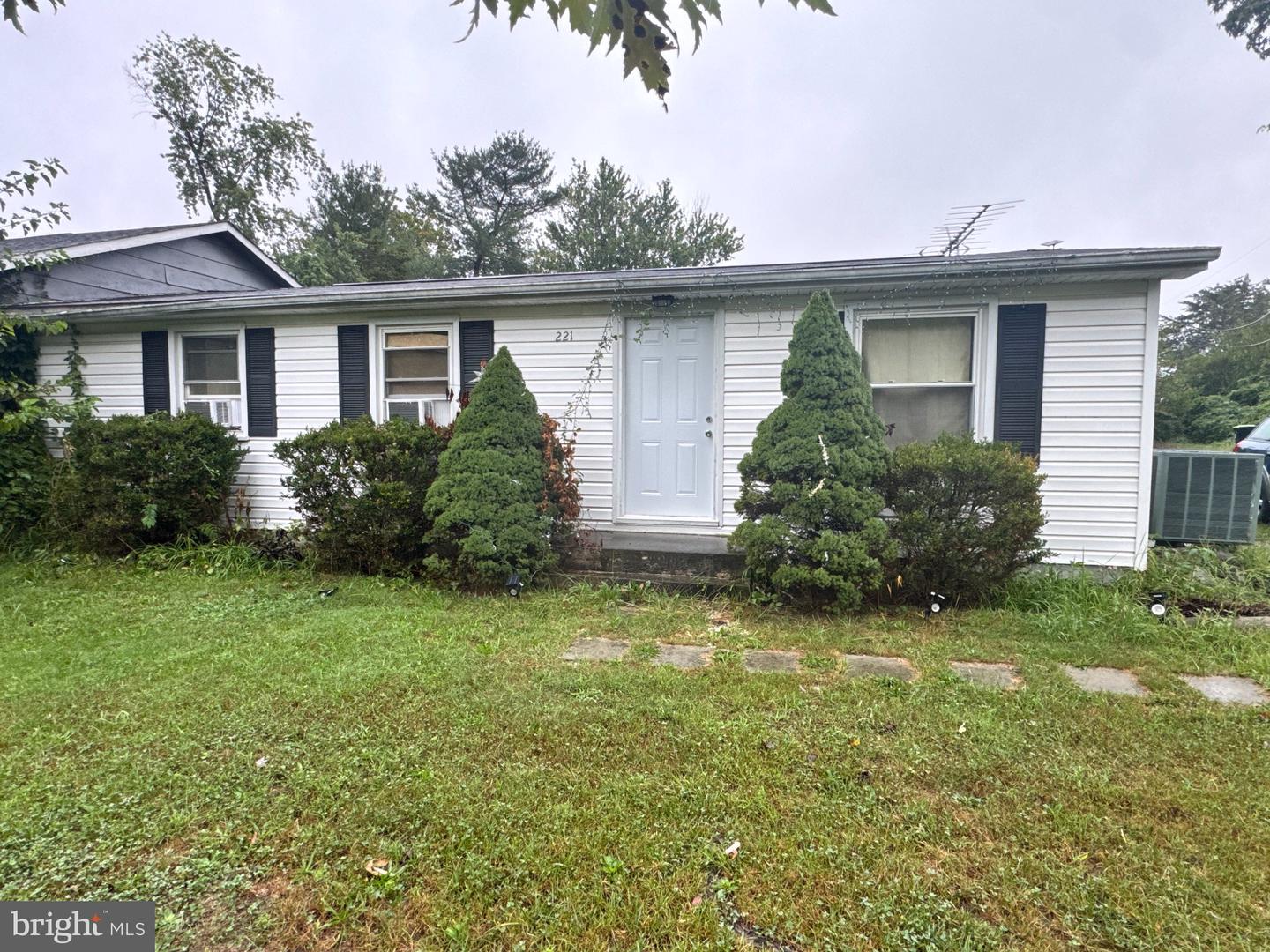 221 Broad Ave Property Photo 1