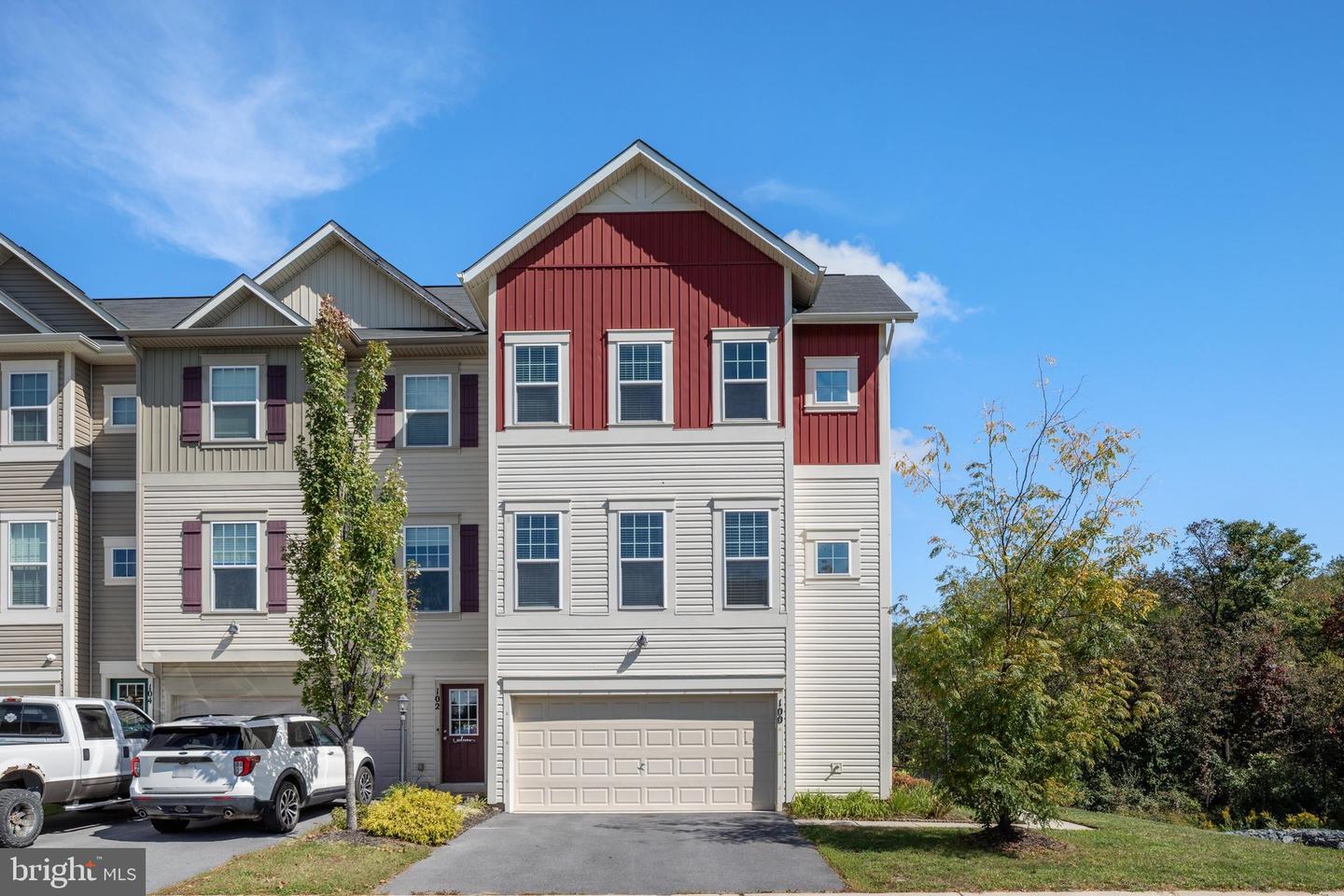100 SPLENDOR GARDEN WAY Property Photo 1