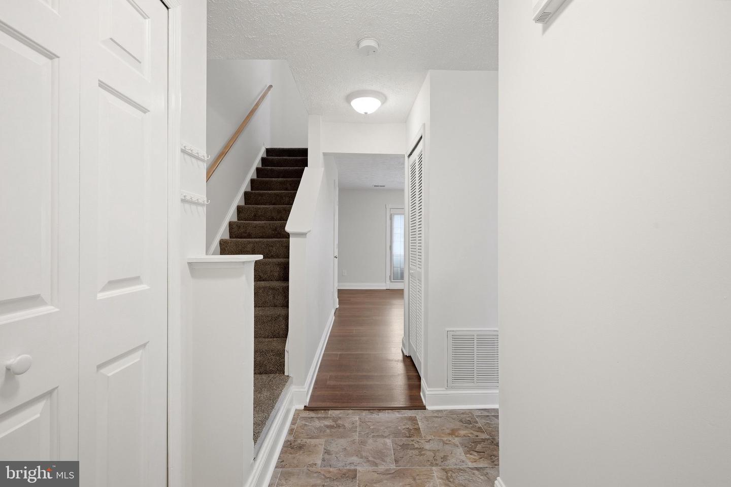 127 Georgetowne Ct Property Photo 4