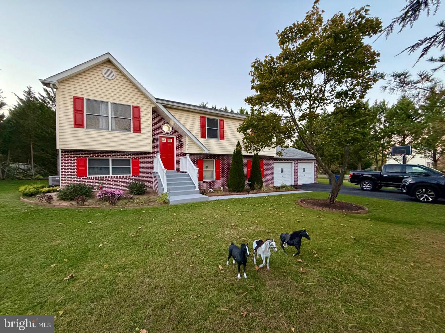217 MONTGOMERY CIR Property Photo 1