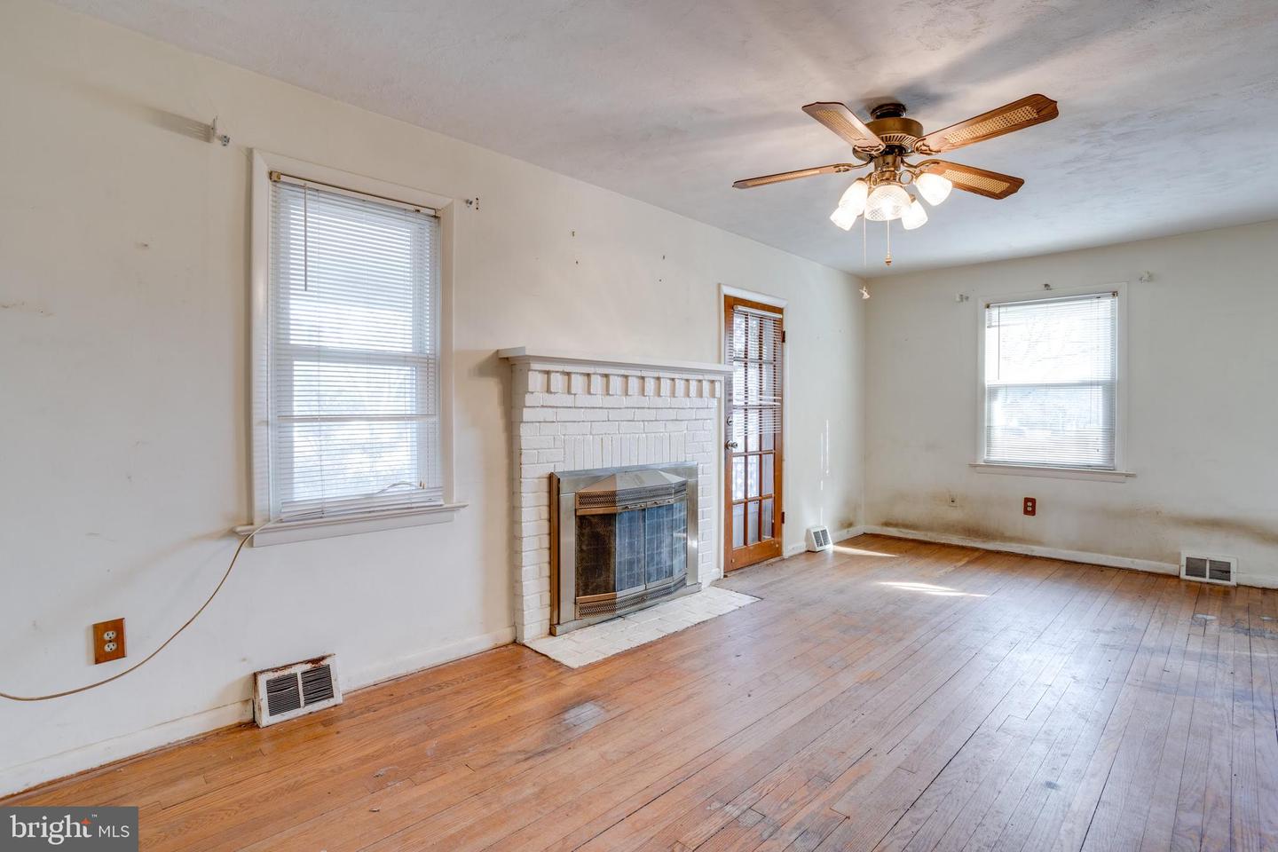 4116 Main St Property Photo 3