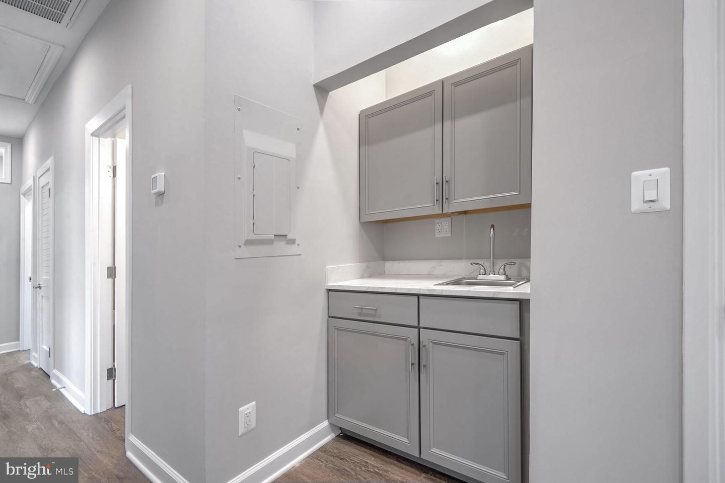 1043 Sterling Rd #204 Property Photo 5