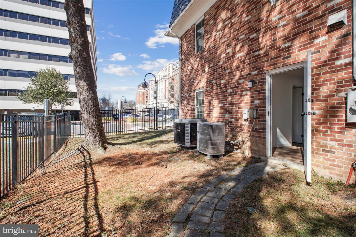 1316 Vincent Pl #5 Property Photo 3