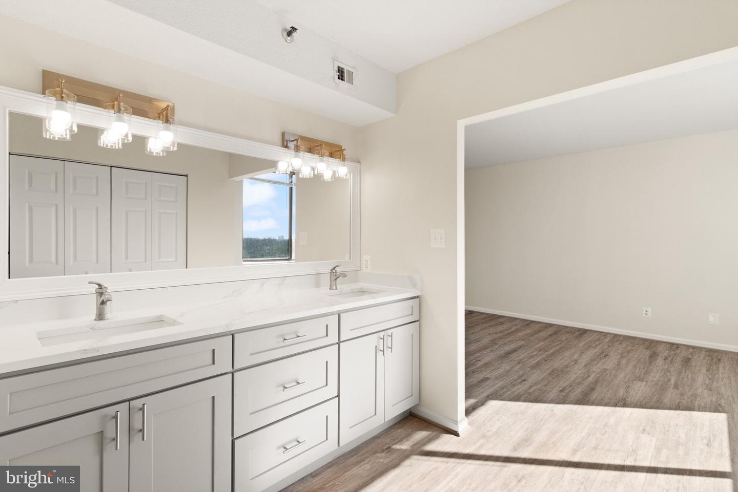 3713 George Mason Dr #906w Property Photo