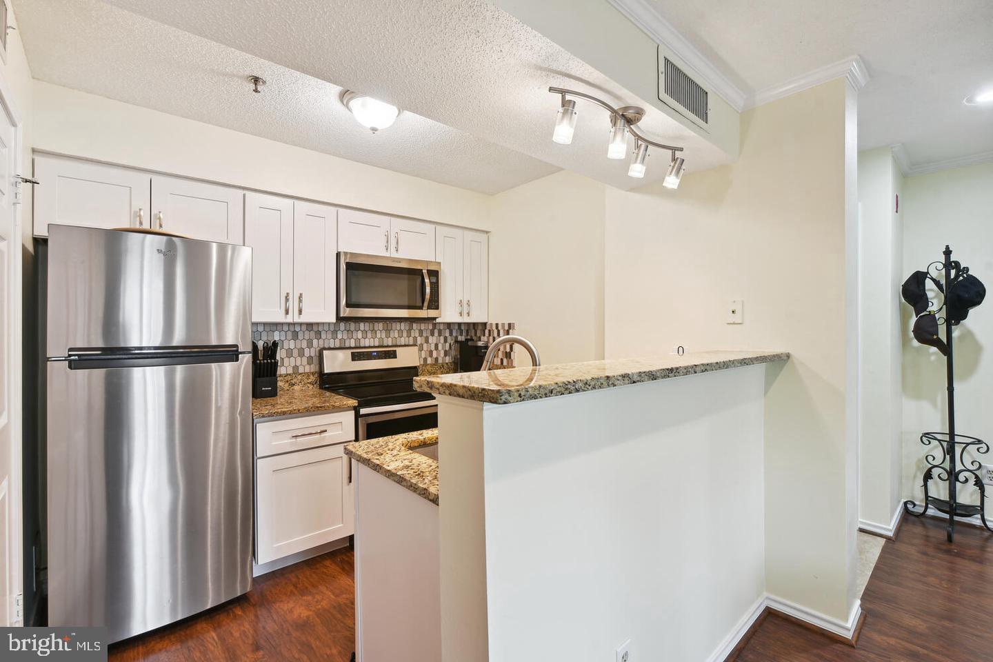 1524 Lincoln Way #302 Property Photo 6