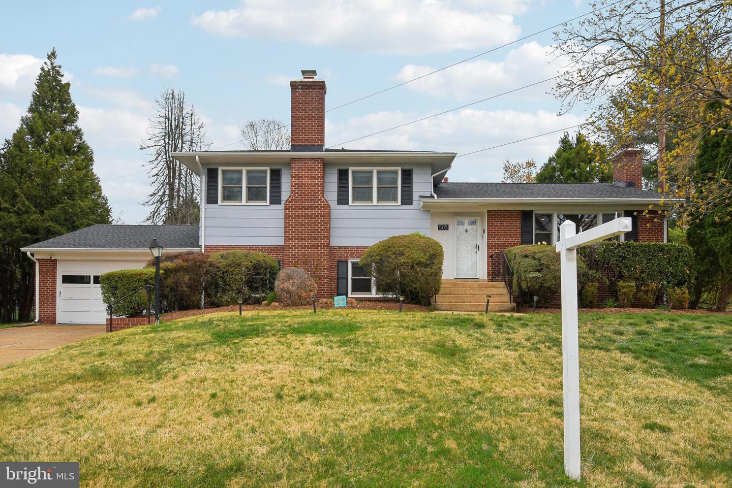 505 Devonshire Dr Ne Property Photo