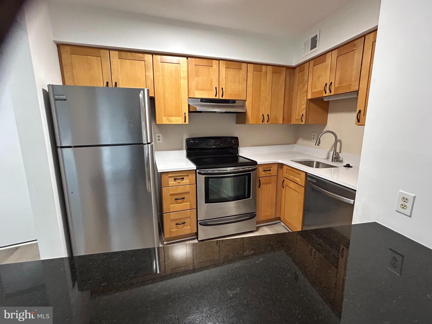 5802 Royal Ridge Dr #b Property Photo