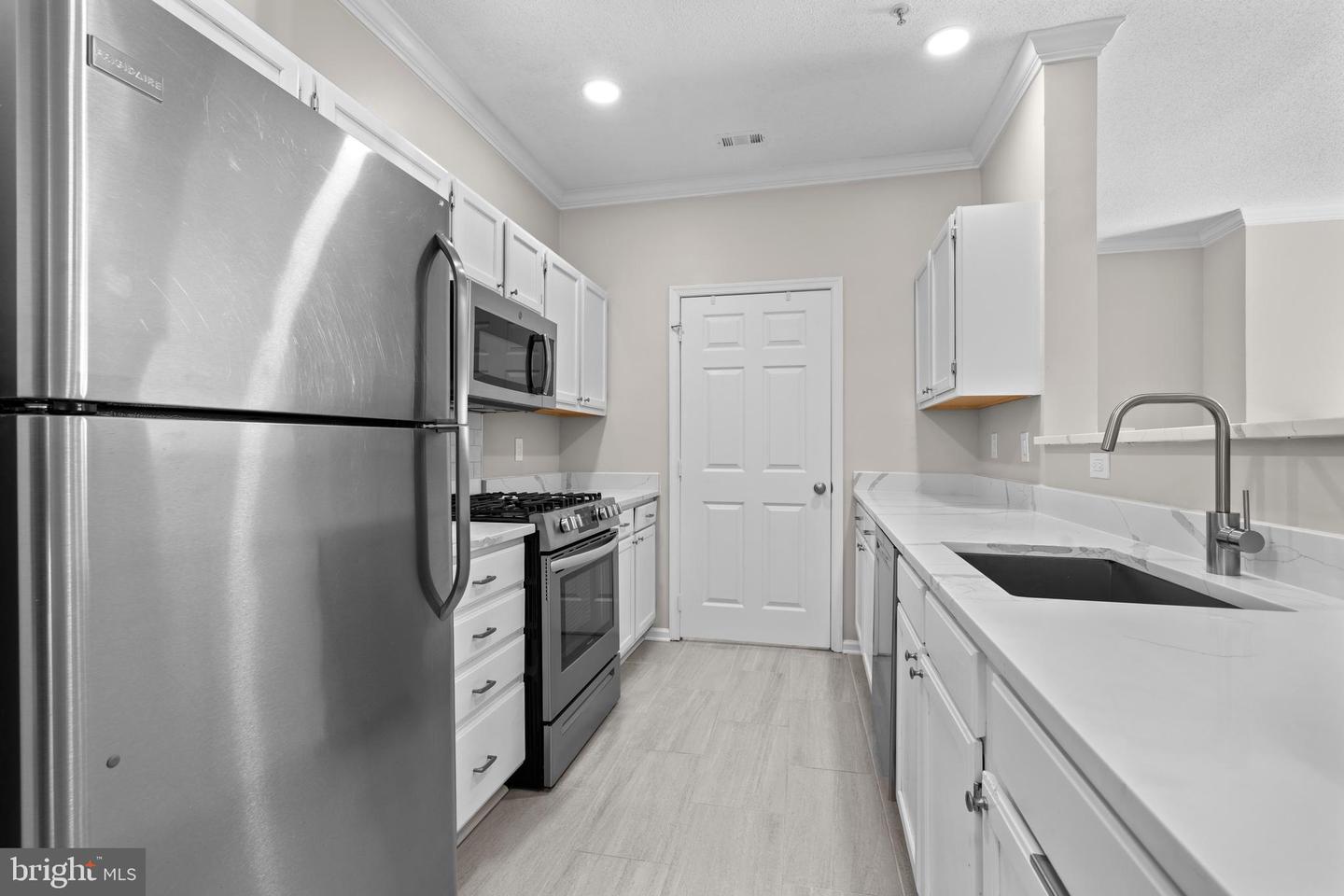 1701 Lake Shore Crest Dr #11 Property Photo 4