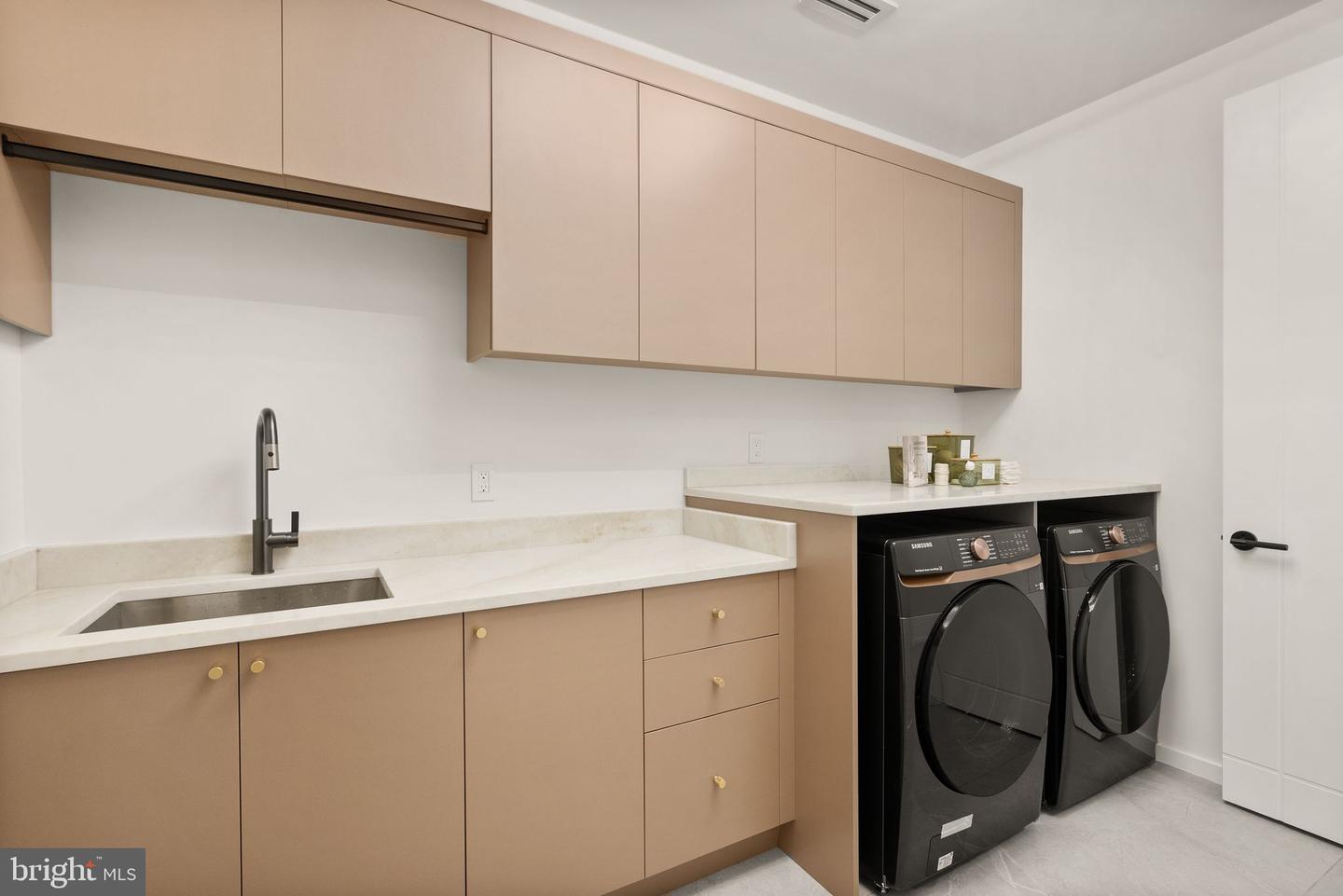 1803 Dumbarton St Property Photo 43