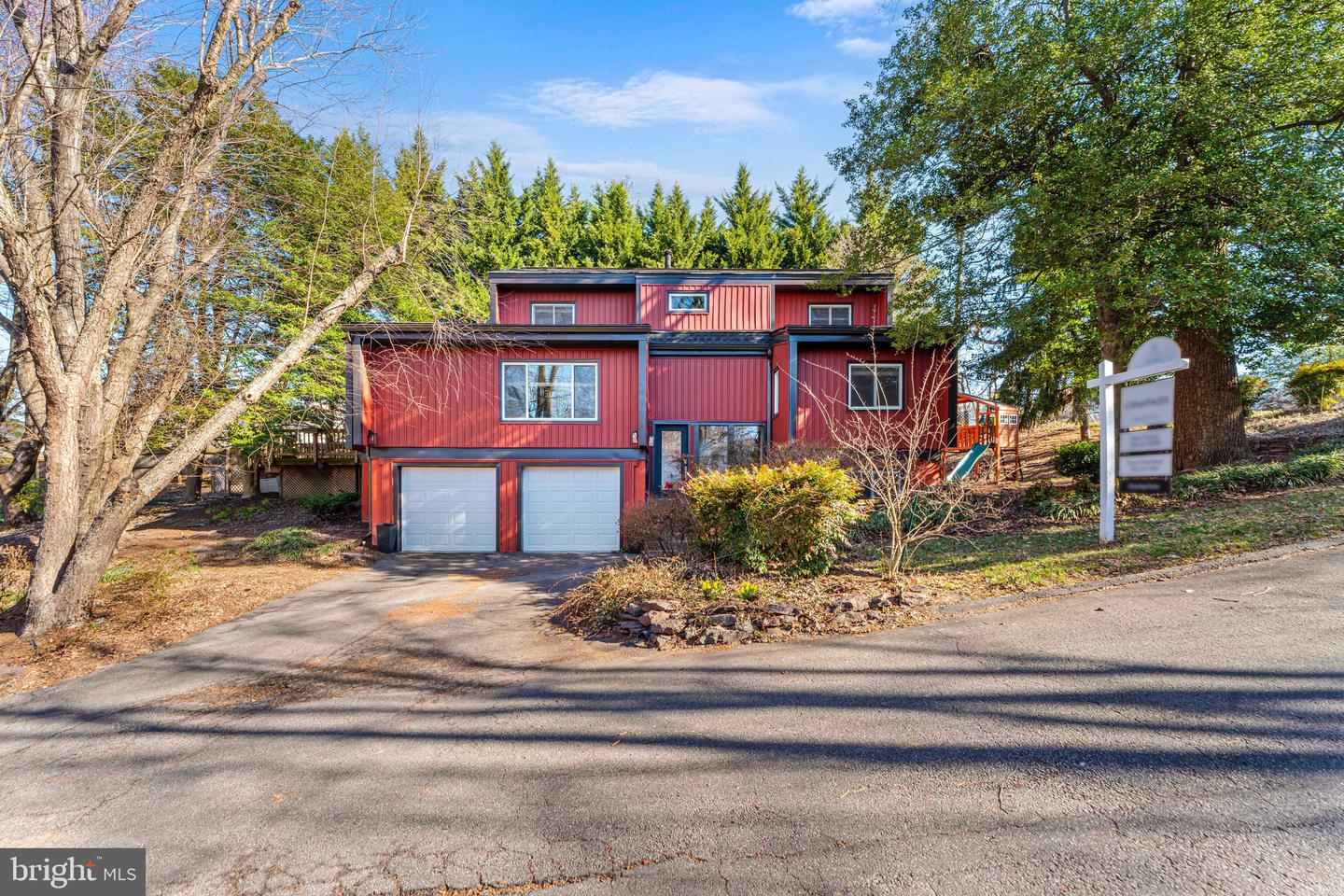 7512 Rolling Rd Property Photo