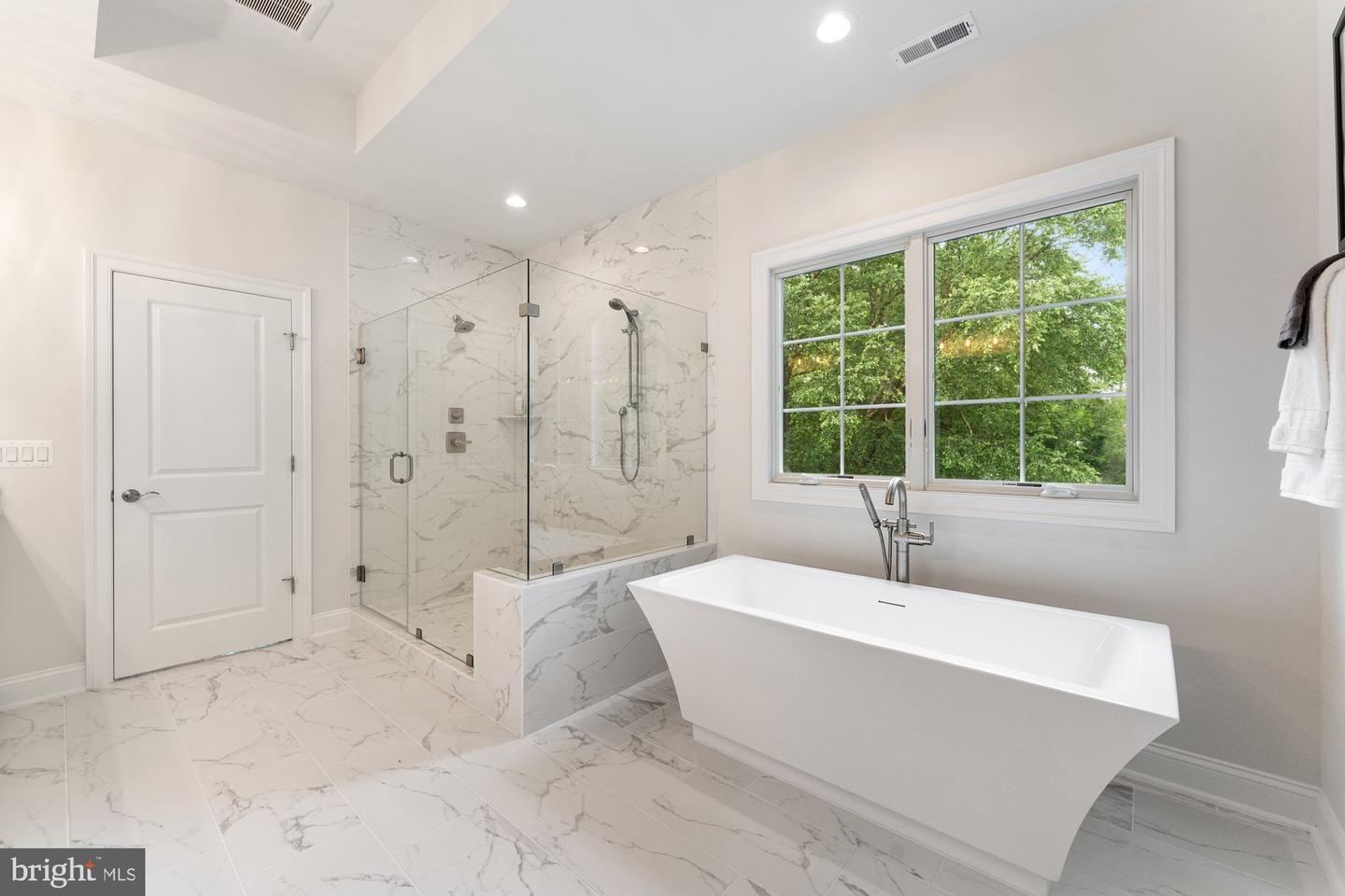 389 Holmes Dr Nw Property Photo 48