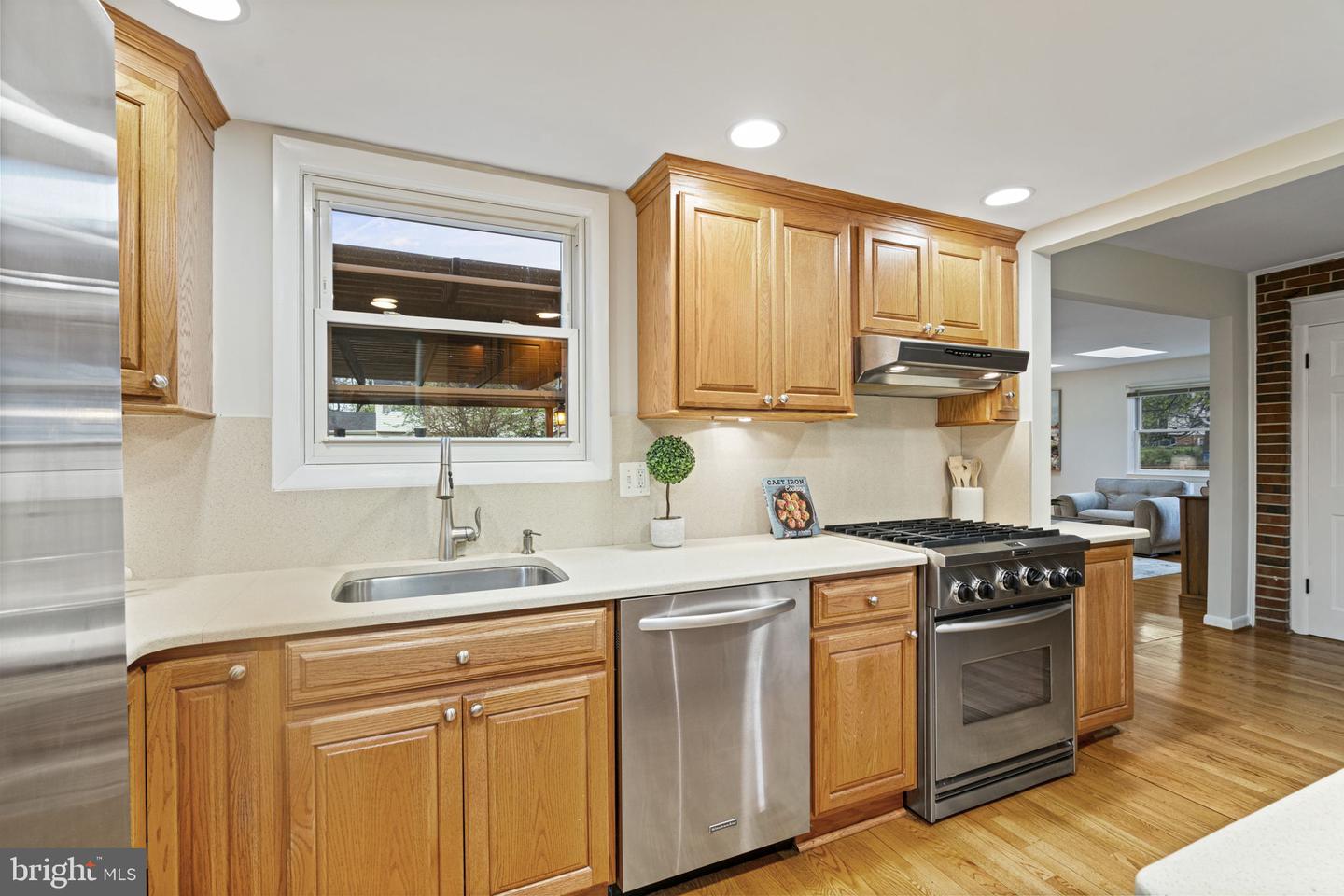 14906 Cranoke St Property Photo 17