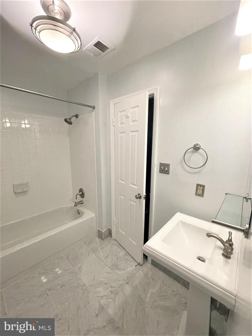 4555 Interlachen Ct #h Property Photo 10