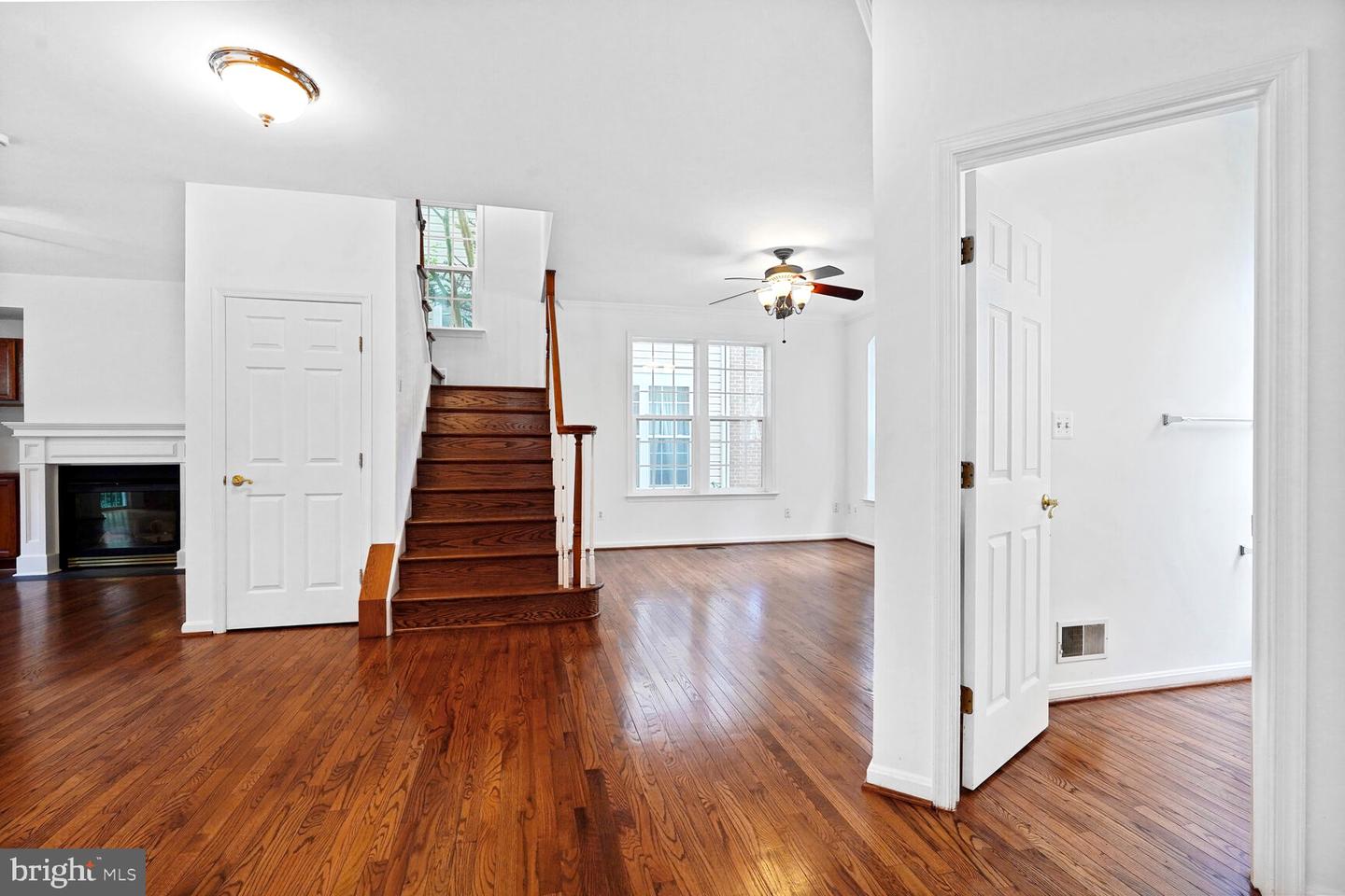 7011 Lawnwood Ct Property Photo 4