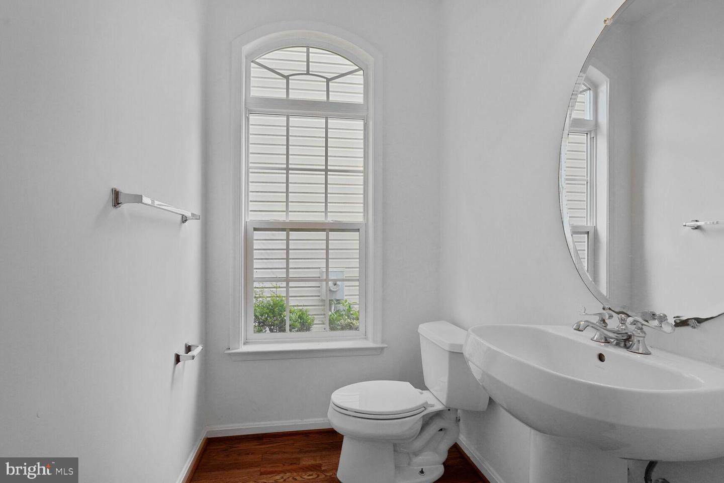 7011 Lawnwood Ct Property Photo 5