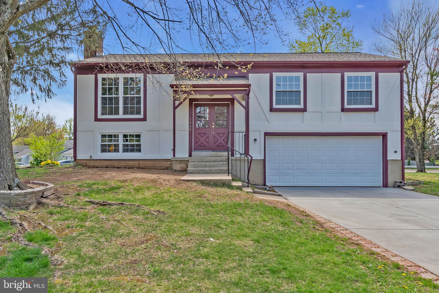1243 SUMMERFIELD DR Property Photo 1