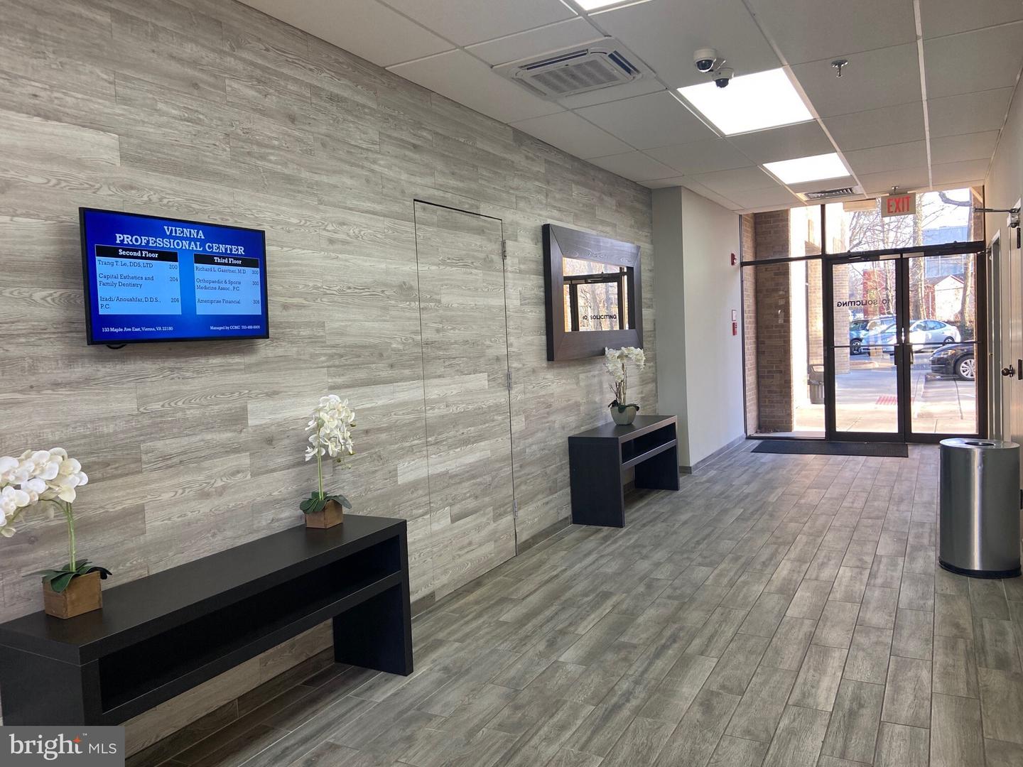 133 Maple Ave E #300 Property Photo 2