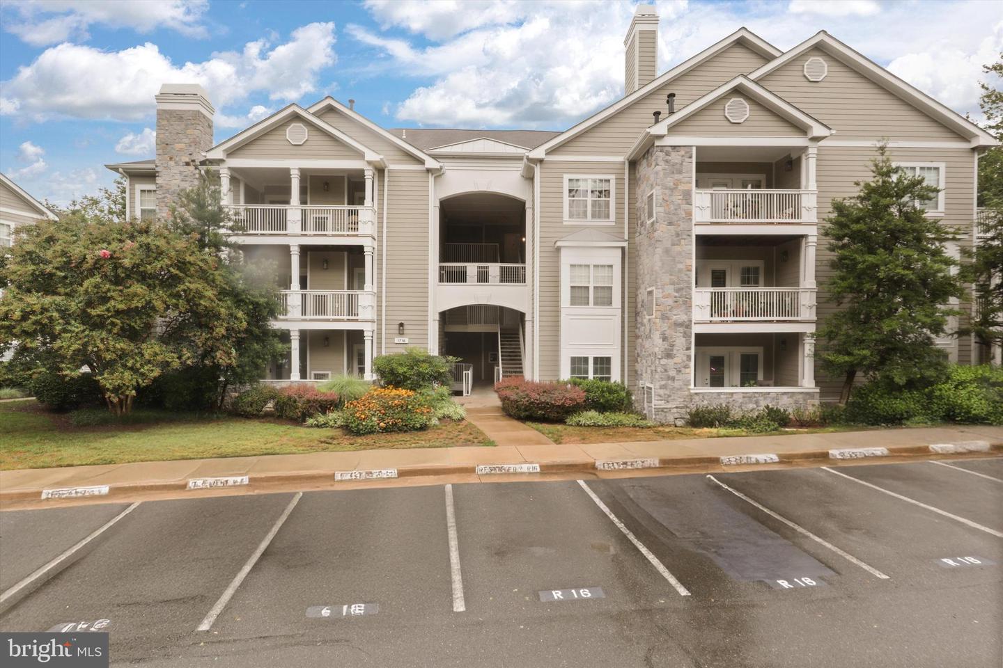 1716 LAKE SHORE CREST DR #33 Property Photo 1