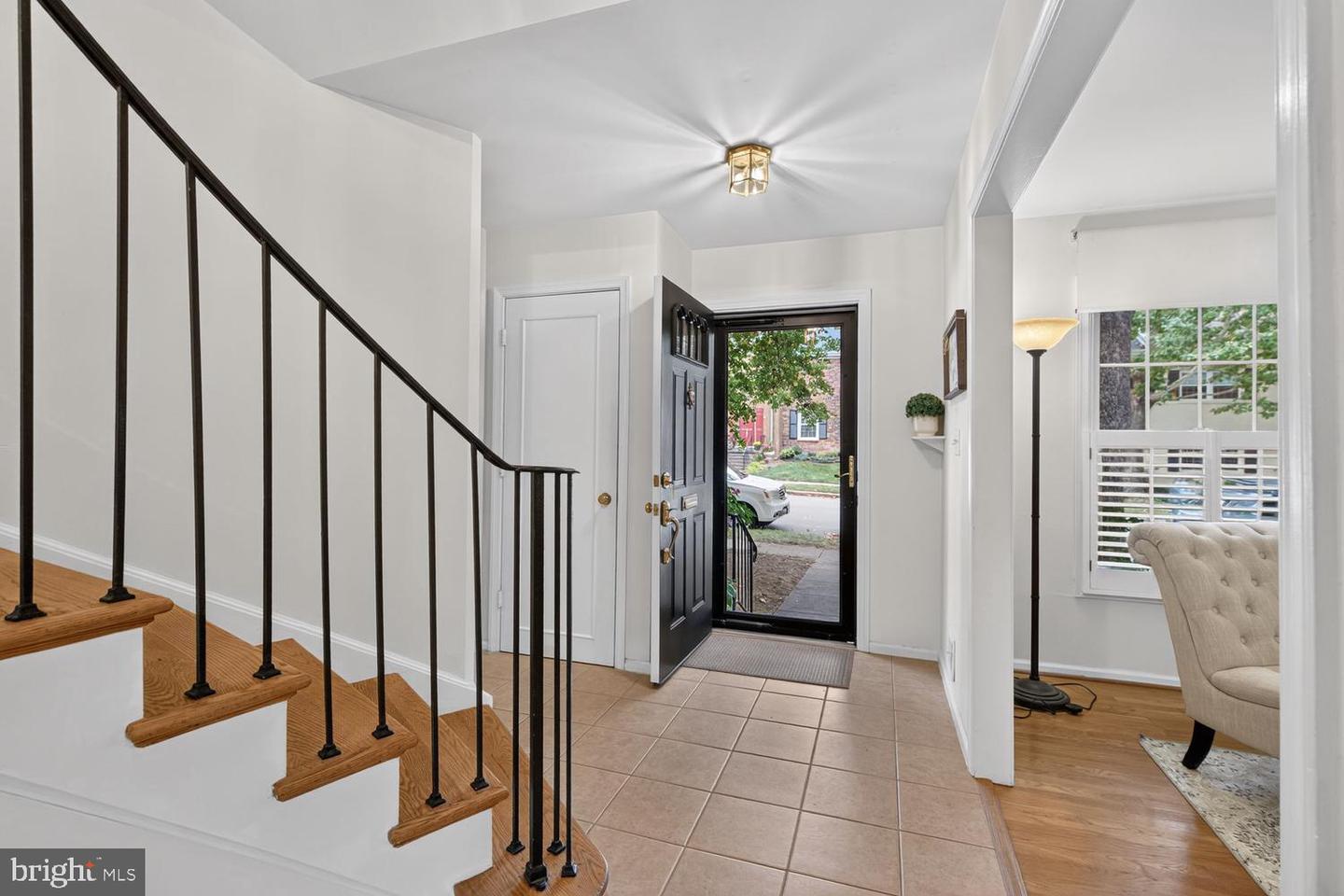 5922 Queenston St Property Photo 6