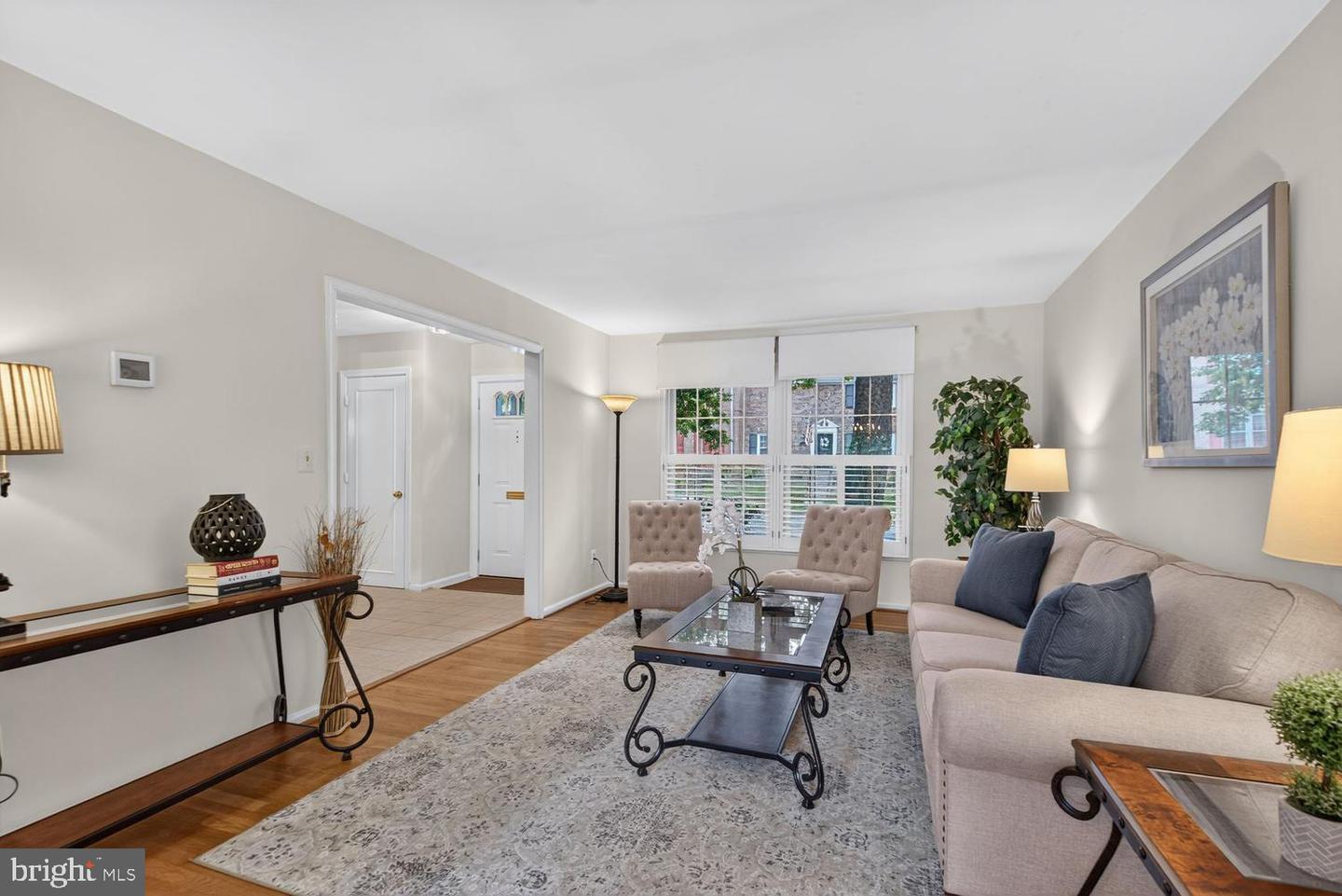 5922 Queenston St Property Photo 12