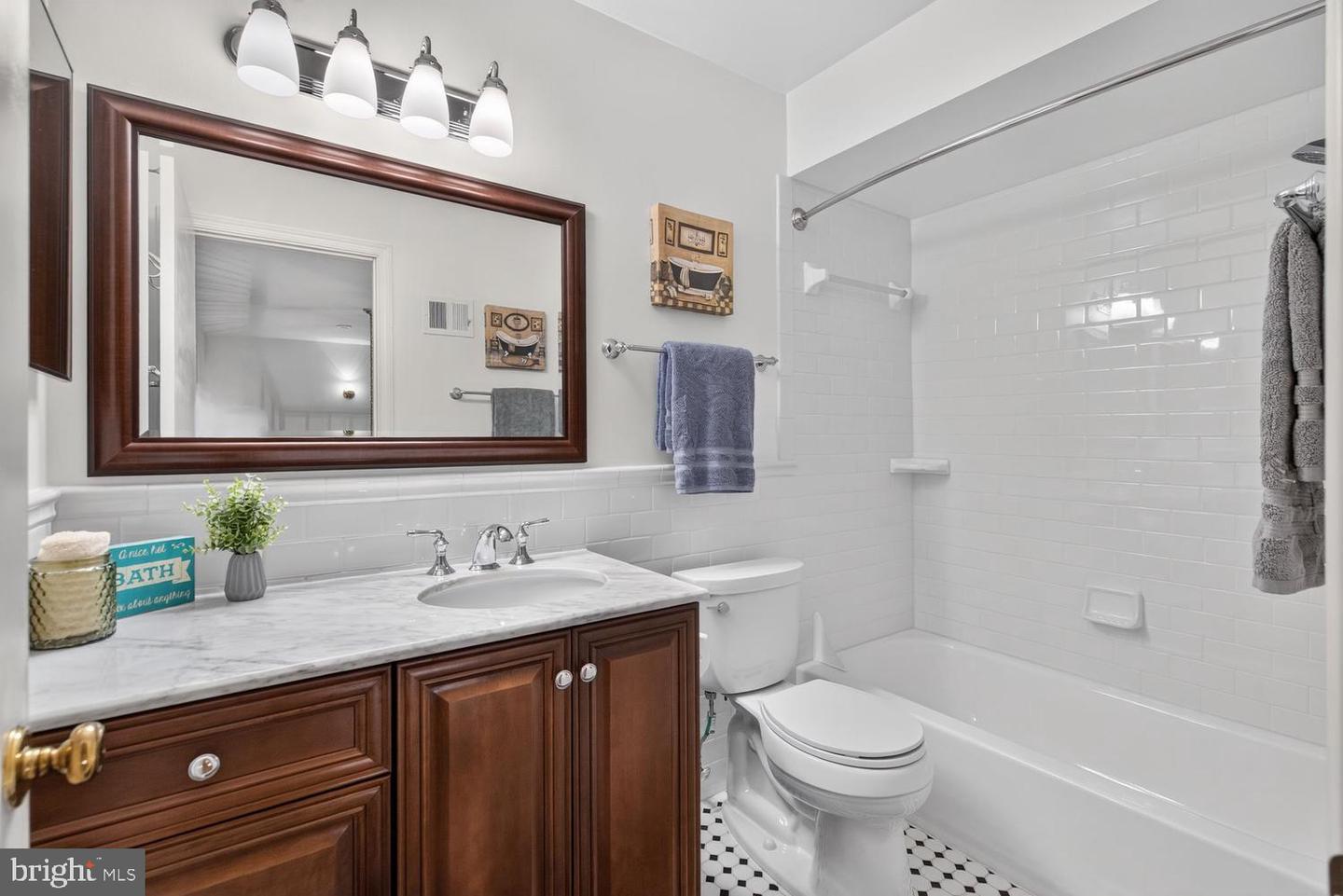 5922 Queenston St Property Photo 43
