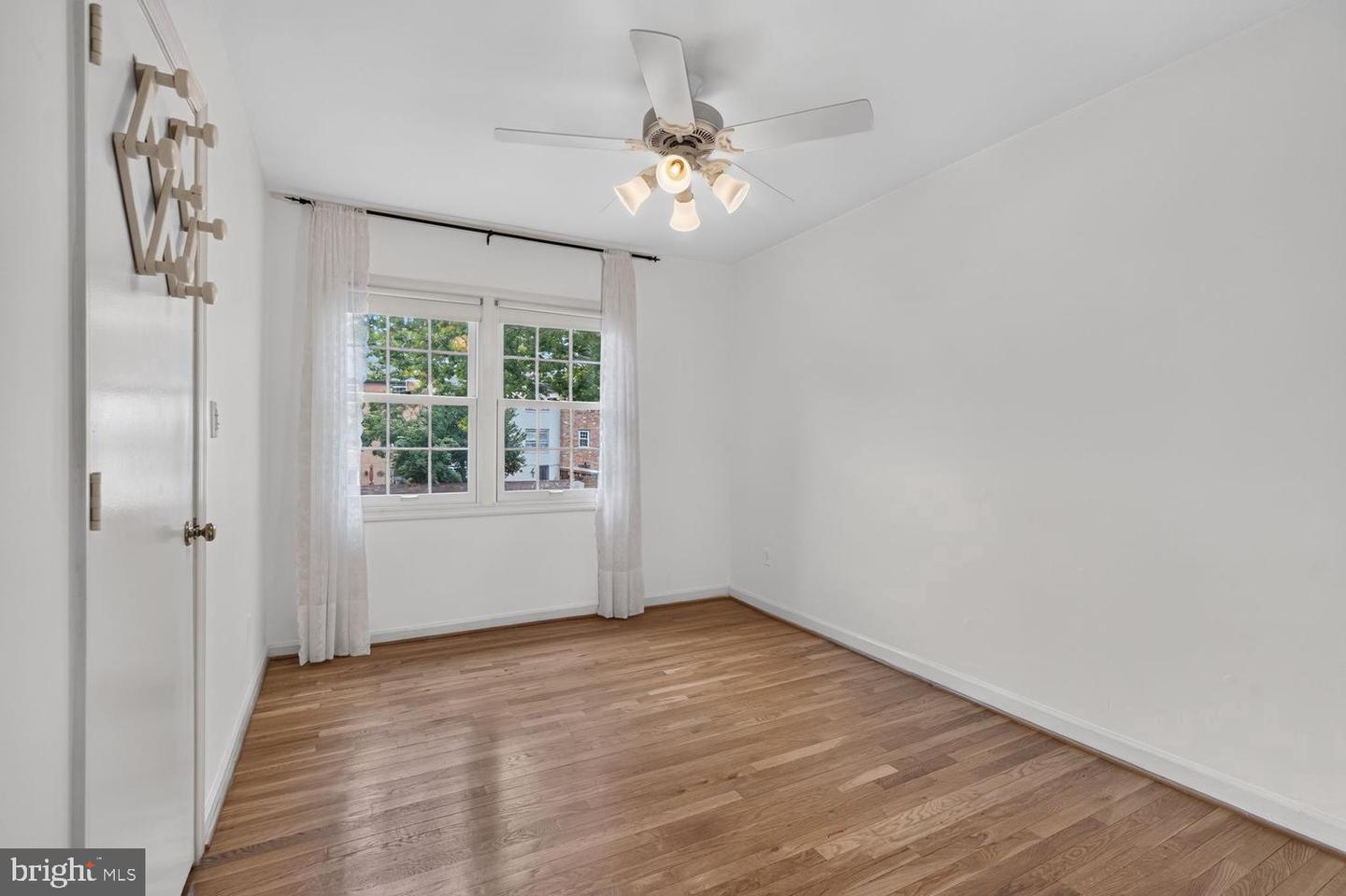 5922 Queenston St Property Photo 44