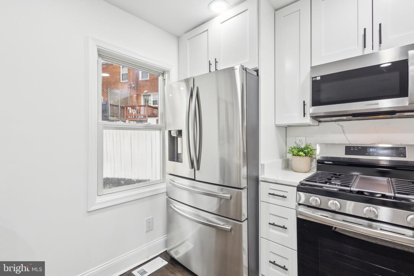 2215 Farrington Ave Property Photo 12