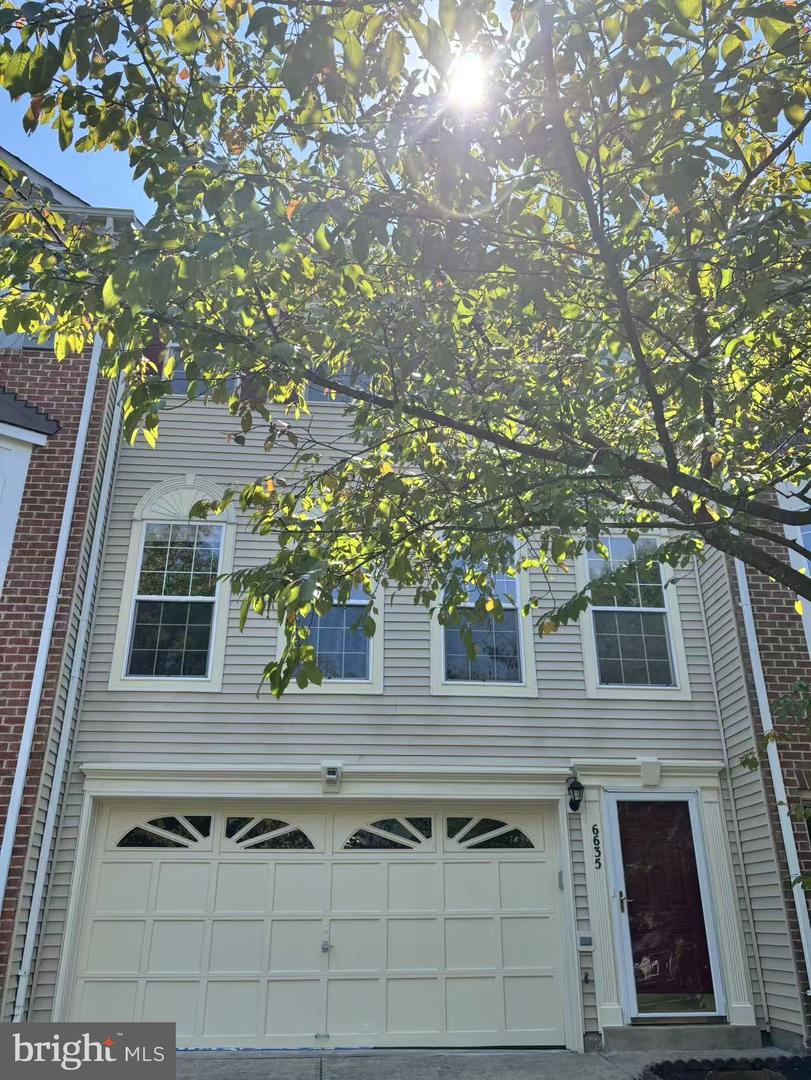 6635 CREEK POINT WAY Property Photo 1