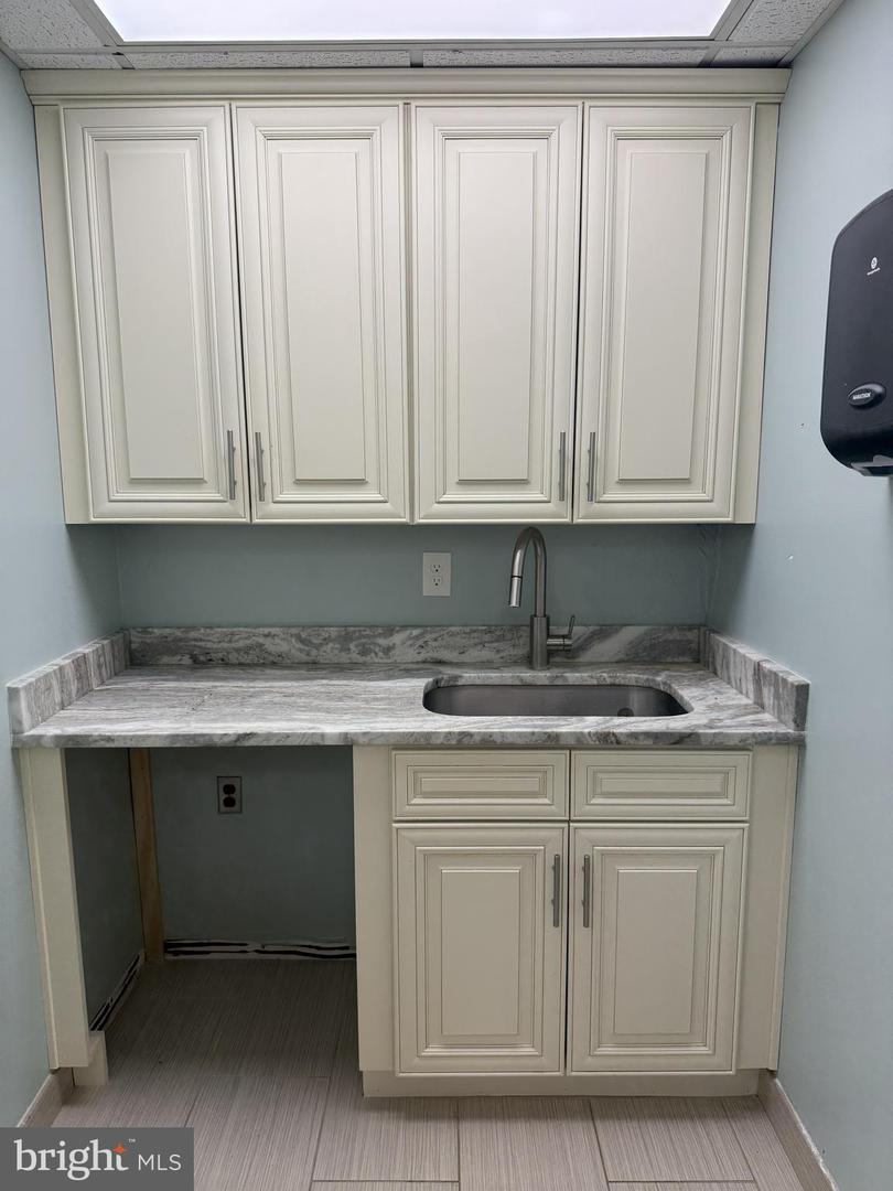 7006 Little River Tpke #3b Property Photo 17