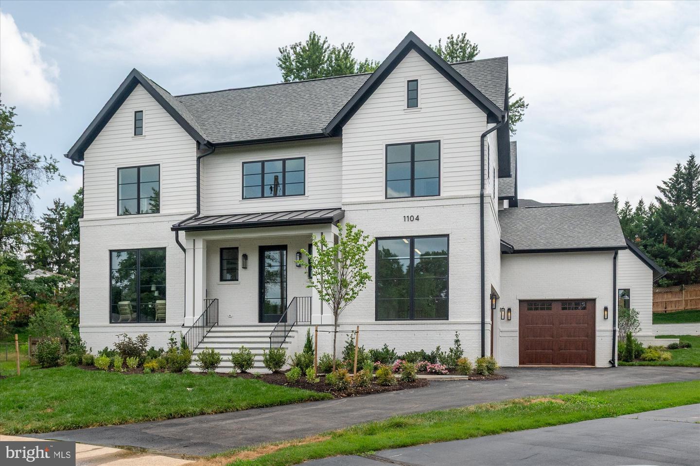 1104 Sharon Ct Property Photo 2