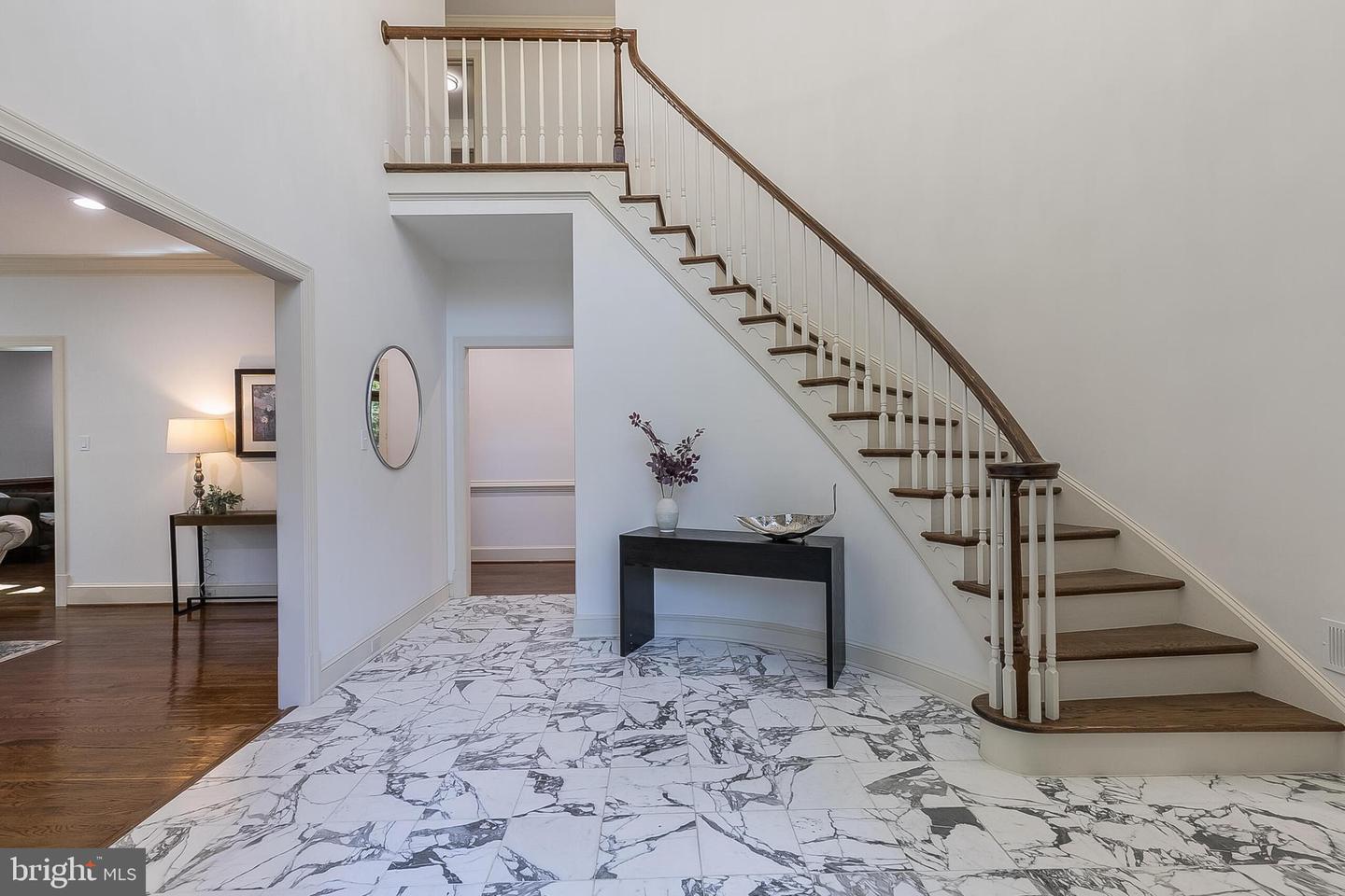 2404 Oakmont Ct Property Photo 3