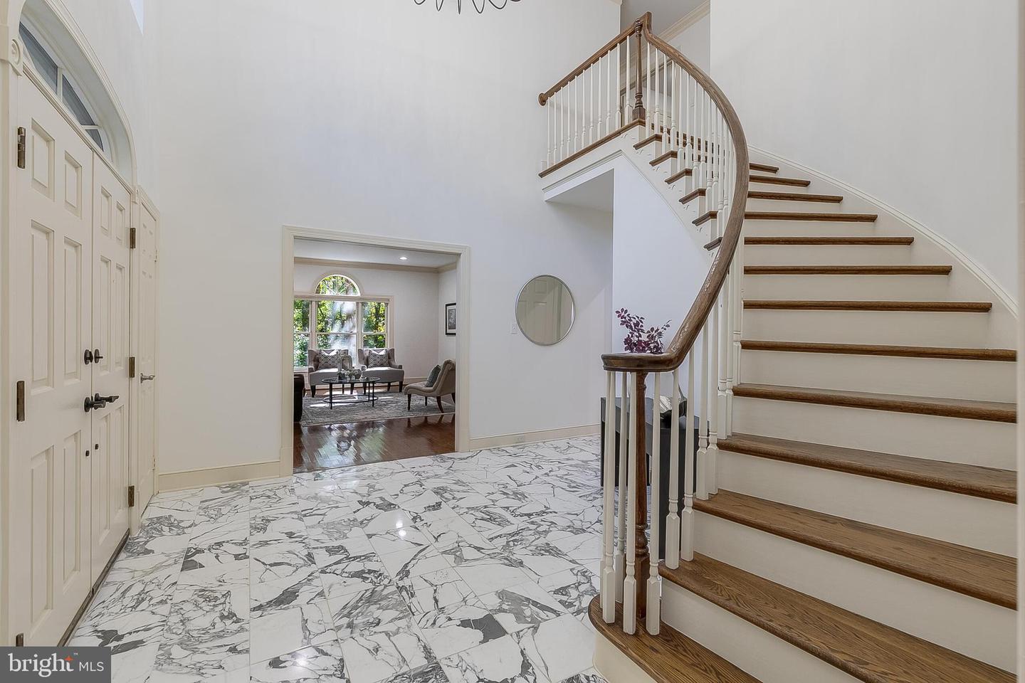 2404 Oakmont Ct Property Photo 4