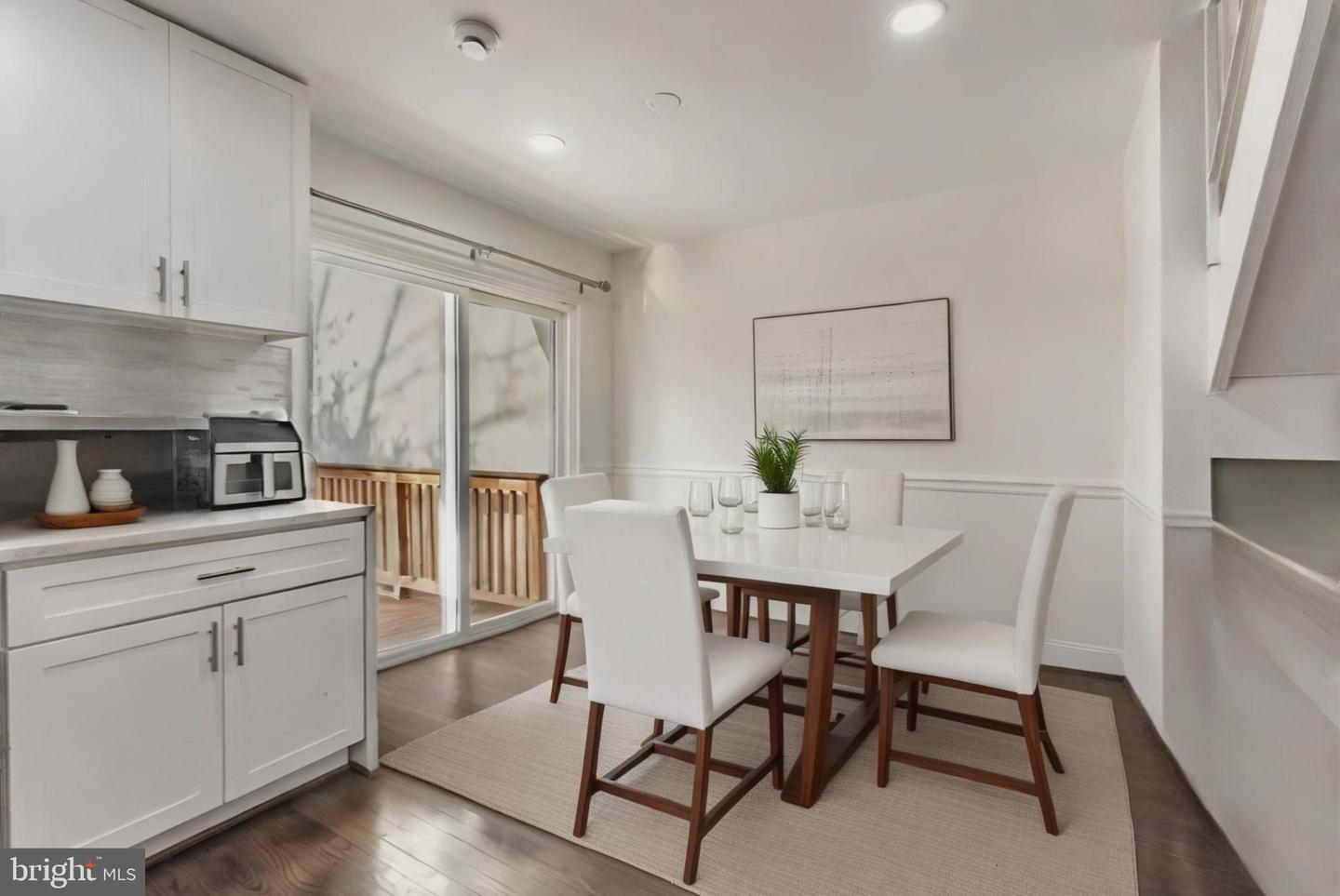 2412 Southgate Sq Property Photo 6
